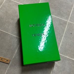 Bottega Veneta shoe box. Green. Good condition. Very sturdy.